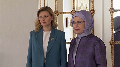السيدة الأولى التركية أمينة أردوغان تستقبل نظيرتها الأوكرانية أولينا زيلينسكا في اسطنبول.