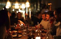 العشاء على ضوء الشموع في مطعم Brasserie Surrealiste في بروكسل.
