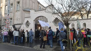 A Tanítanék mozgalom egyórás időtartamra meghirdetett polgári engedetlensége az egyik helyszínen, a budapesti Kölcsey Ferenc Gimnázium előtt 2016. március 30-án.