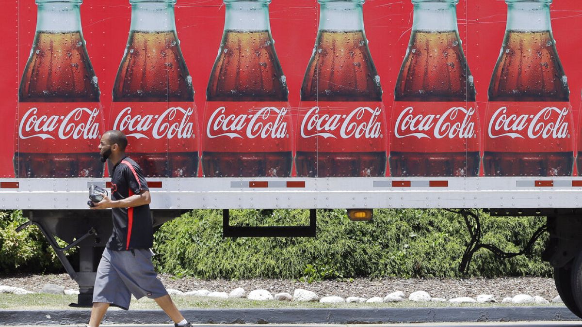عامل يسلم منتجات كوكا كولا في ناشفيل، في 23 يونيو 2016 