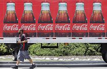 عامل يسلم منتجات كوكا كولا في ناشفيل، في 23 يونيو 2016