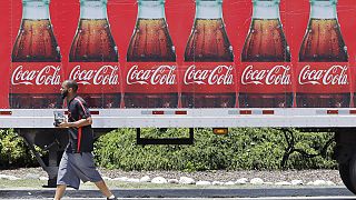 عامل يسلم منتجات كوكا كولا في ناشفيل، في 23 يونيو 2016 