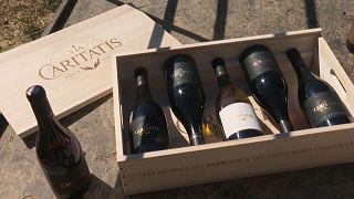 Una caja de vinos de "Vía Caritatis"