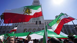 Amerikában élő irániak tartanak tüntetést Los Angeles-ben 2022 október elsején
