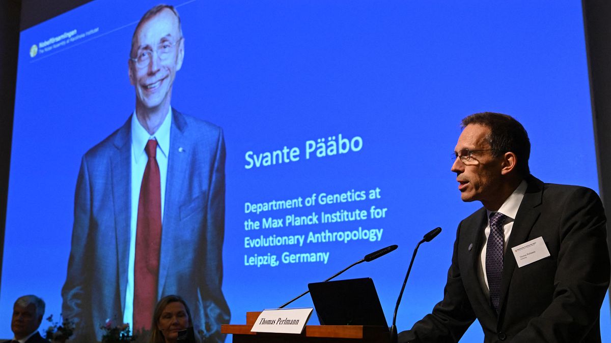 Le président du comité Nobel annonçant le lauréat 2022 du Nobel de médecine, le Suédois Svante Pääbo, le 3 octobre 2022 à Stockholm 