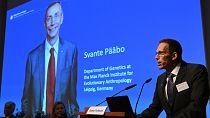Le président du comité Nobel annonçant le lauréat 2022 du Nobel de médecine, le Suédois Svante Pääbo, le 3 octobre 2022 à Stockholm