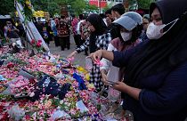 Des personnes déposent des fleurs en hommage aux victimes de la bousculade survenue samedi lors d'un match de football à Malang en Indonésie - 03.10.2022