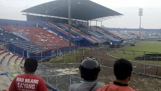 حادث تدافع داخل ملعب كرة القدم بإندونيسيا. 