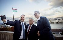 Karl Nehammer, Orbán Viktor és Aleksandar Vucic szelfit készít a magyar-osztrák-szerb csúcstalálkozón a Karmelita kolostor teraszán 2022. október 3-án