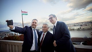 Karl Nehammer, Orbán Viktor és Aleksandar Vucic szelfit készít a magyar-osztrák-szerb csúcstalálkozón a Karmelita kolostor teraszán 2022. október 3-án