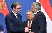 من اليسار إلى اليمين: الرئيس الصربي ألكساندر فوتشيتش ورئيس الوزراء المجري فيكتور أوربان والمستشار النمساوي كارل نيهامر
