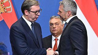 من اليسار إلى اليمين: الرئيس الصربي ألكساندر فوتشيتش ورئيس الوزراء المجري فيكتور أوربان والمستشار النمساوي كارل نيهامر