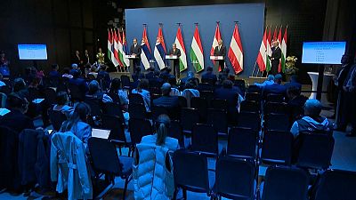 El presidente serbio, Alexandar Vucic, el primer ministro húngaro Viktor Orban, y el canciller austriaco, Karl Nehammer, en una rueda de prensa en Budapest este jueves