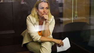 Η δημοσιογράφος Μαρίνα Οφσιάνικοβα κατά τη διάρκεια δίκης στη Ρωσία