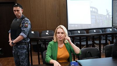 Marina Owsjannikowa am 28. Juli 22 vor einem Moskauer Gericht