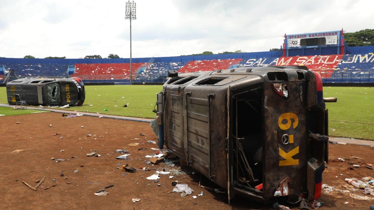 Az indonéziai futballtragédia helyszíne az események utáni napon, 2022. október 2-án