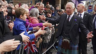 Карл III приехал в Шотландию и приветствует жителей города Данфермлина