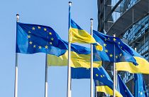 پرچم‌های اتحادیه اروپا و اوکراین مقابل پارلمان اروپا