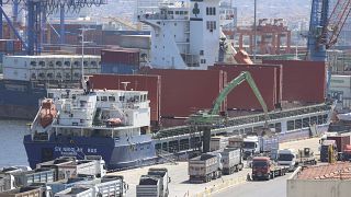 Descarga de grano del buque mercante SV. Nikolay procedente de Sebastopol y atracado en Izmir, Turquía, el 25 de junio de 2022