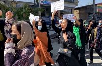 Des femmes afghanes marchent contre les talibans à Kaboul