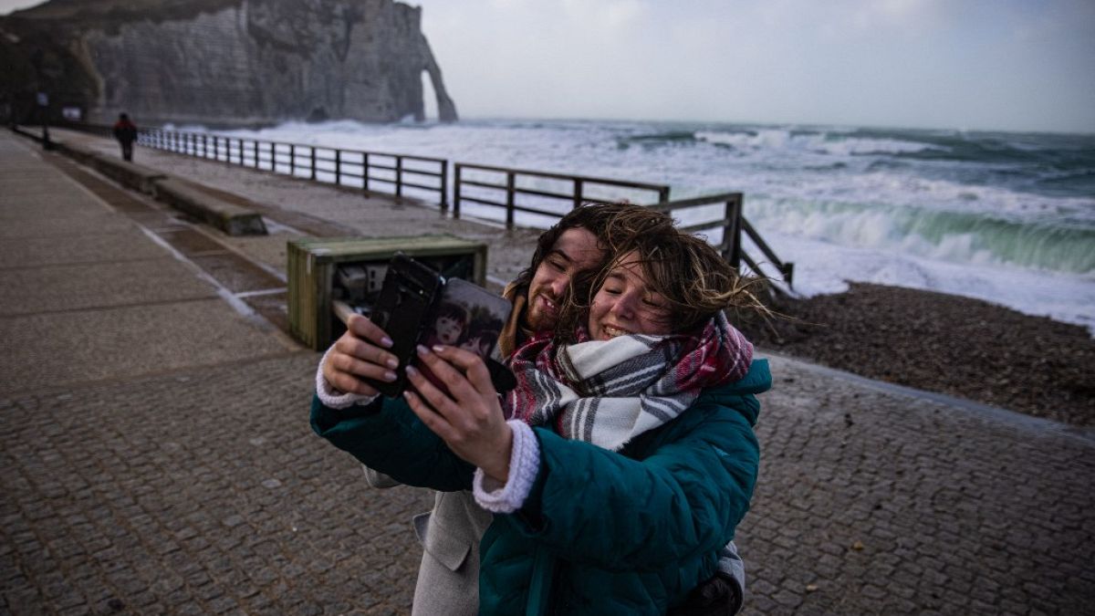 Archives : couple prenant un selfie près de la falaise d'Etretat (Normandie, France), le 18/02/2022