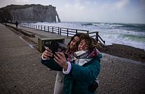 Archives : couple prenant un selfie près de la falaise d'Etretat (Normandie, France), le 18/02/2022