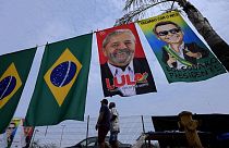 Lulát és Bolsonarót támogató lobogók Brazíliában