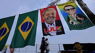 Carteles a favor de Bolsonaro y Lula en Brasil.