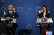La ministra degli esteri libica Najla al-Mangoush con il ministro degli esteri turco Mevlut Cavusoglu (a sinistra)