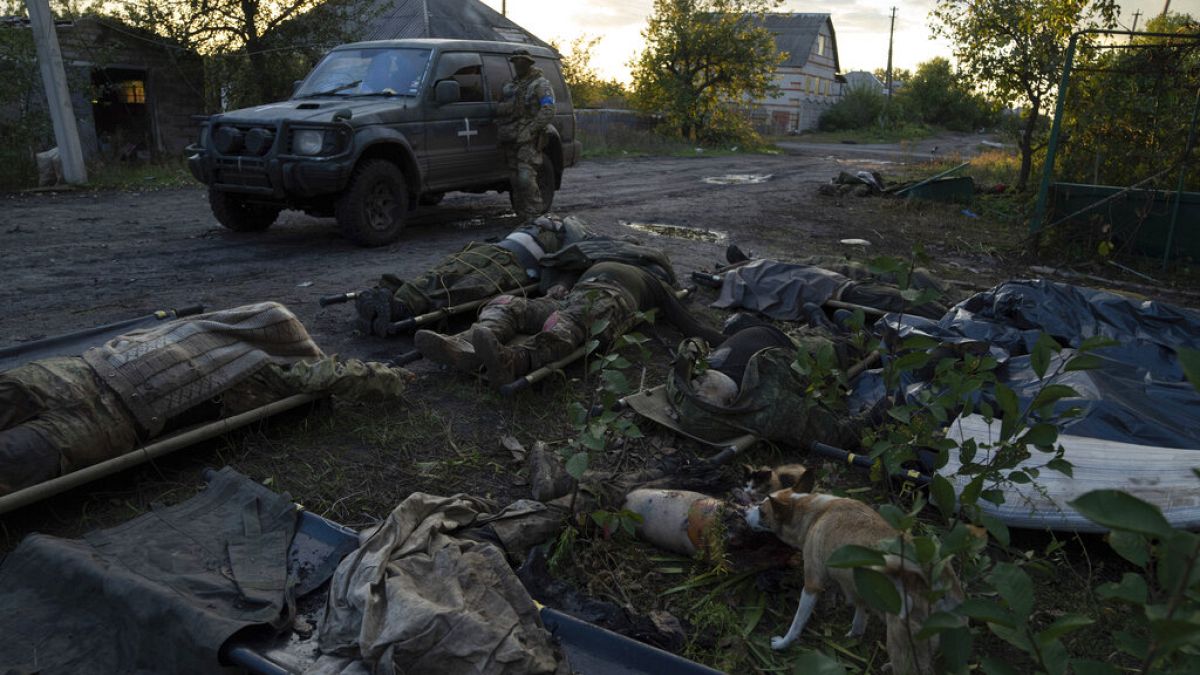Tote russische Soldaten am Straßenrand 