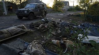 Tote russische Soldaten am Straßenrand
