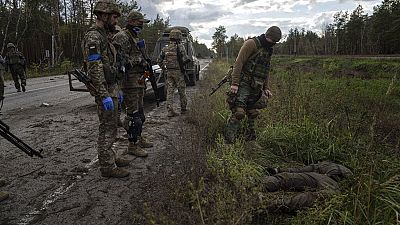 Militares ucranianos encuentran un cadáver en Limán, Ucrania