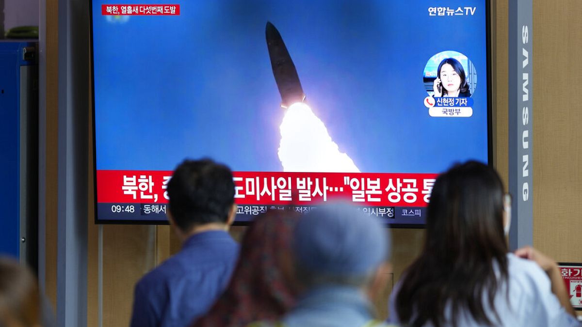 Surcoreanos siguen en televisión la información sobre el misil norcoreano, Seúl, Corea del Sur