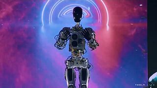 روبوت تيسلا شبيه الإنسان "أوبتيموس".