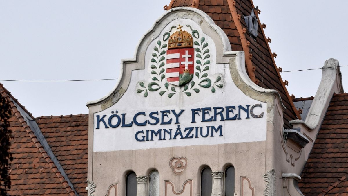 A Budapest hatodik kerületében található gimnázium ikonikus, szecessziós elemekkel díszített tornya