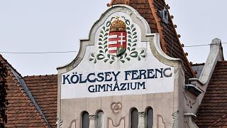 A Budapest hatodik kerületében található gimnázium ikonikus, szecessziós elemekkel díszített tornya