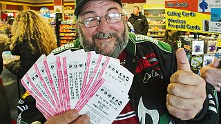 Kanada'da bin dolar değerinde loto bileti alan bir kişi (arşiv)