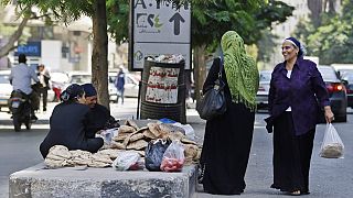 سيدات مصريات تبيع رغيف الخبز في وسط شارع في القاهرة، مصر، الاثنين 9 سبتمبر 2013