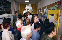 La gente espera en la cola para emitir su voto en un colegio electoral en Sarajevo, Bosnia, el domingo 2 de octubre de 2022