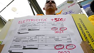 Elektrik faturaların eskiye nazaran yüzde 500 oranında arttığını gösteren bir afiş, İtalya Milano.