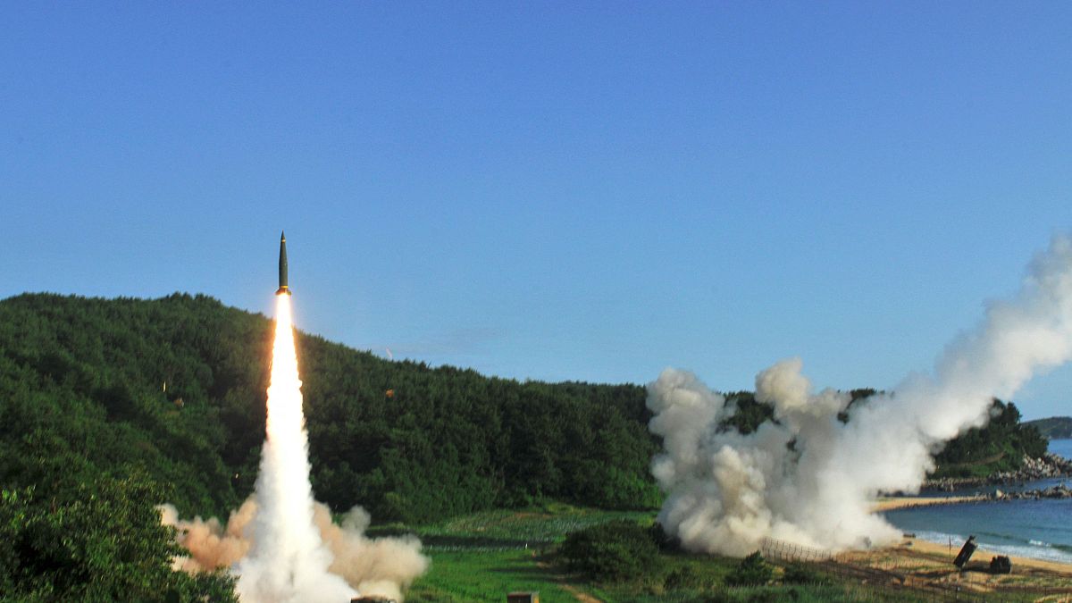 نظام Hyunmu-2 الصاروخي الكوري الجنوبي في البحر الشرقي خلال مناورة صاروخية مشتركة مع الولايات المتحدة. 
