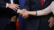 Ursula von der Leyen, az Európai Bizottság elnöke (jobbra) kezet fog Edi Rama albán, Dimitar Kovacevski észak-macedón, és Petr Fiala cseh miniszterelnökkel