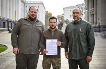 Ukrayna Devlet Başkanı Vladimir Zelenskiy resmi olarak hızlandırılmış NATO üyeliği başvurusunda bulundu