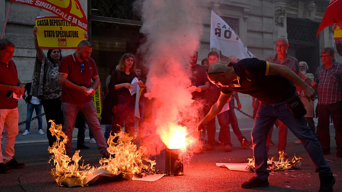ممتظاهرون يحرقون فواتير الطاقة لإدانة شركات الطاقة وتقصير الحكومة في اتخاذ إجراءات جادة لمساعدة ذوي الدخل المحدود، في روما، إيطاليا، في 3 أكتوبر 2022.