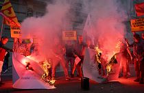 À Rome, des manifestants brûlent leurs factures d'énergie lors d'une manifestation organisée par l'Unione Sindacale di Base (USB) contre lla hausse des prix de l'énergie
