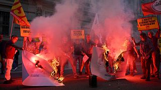 À Rome, des manifestants brûlent leurs factures d'énergie lors d'une manifestation organisée par l'Unione Sindacale di Base (USB) contre lla hausse des prix de l'énergie