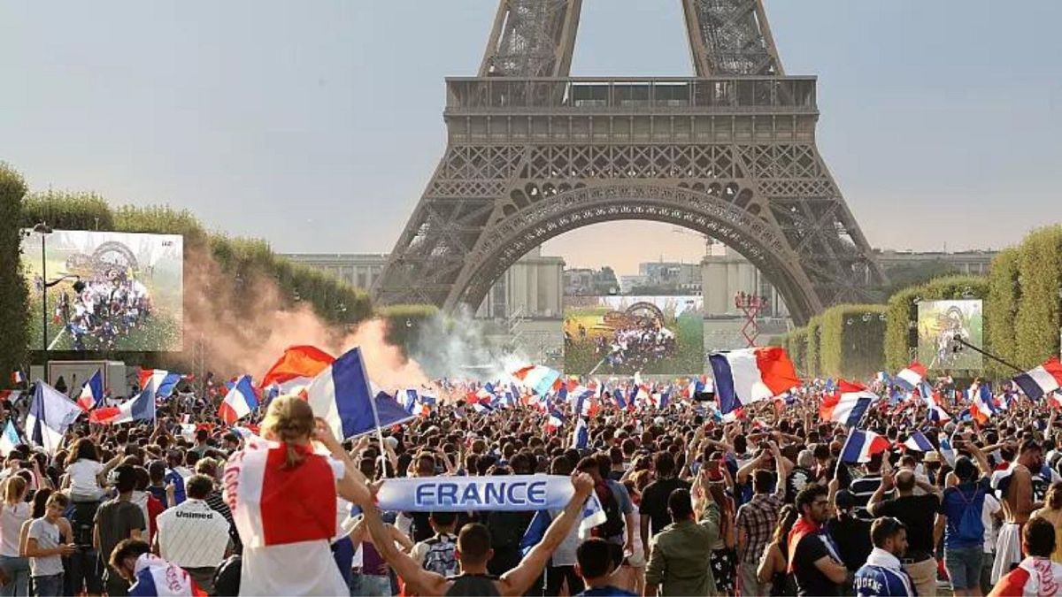 شهروندان فرانسه مقابل صفحات نمایشی نصب شده در میدان تروکادرو در پاریس، در فینال جام جهانی ۲۰۱۸