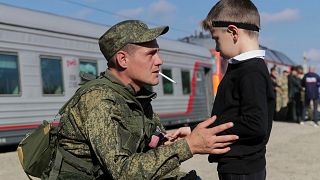شاب روسي يودع ابنه قبل الذهاب إلى الحرب في منطقة فولغوغراد