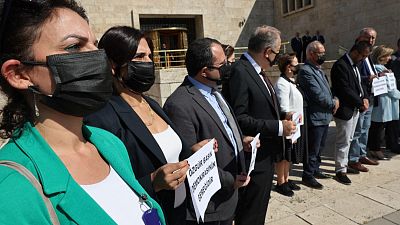  احتج ممثلو نقابات ونقابات الصحافيين وهم يرتدون أقنعة سوداء ضد مشروع قانون يجرم "المعلومات المضللة"، 4 أكتوبر 2022.
