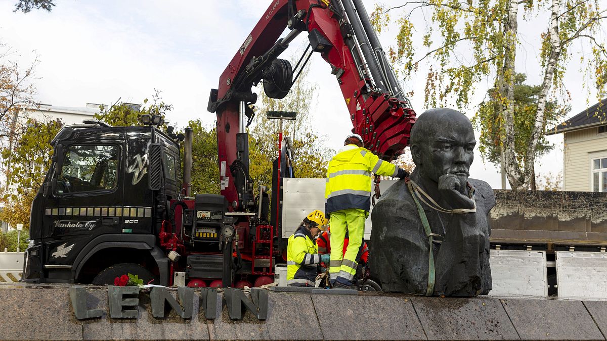 Zur Demontage der Lenin-Statue musste schweres Gerät herangezogen werden